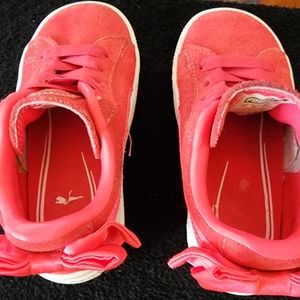 GIRLS SEUDE PUMAS WITH SILK BOW (PINK)